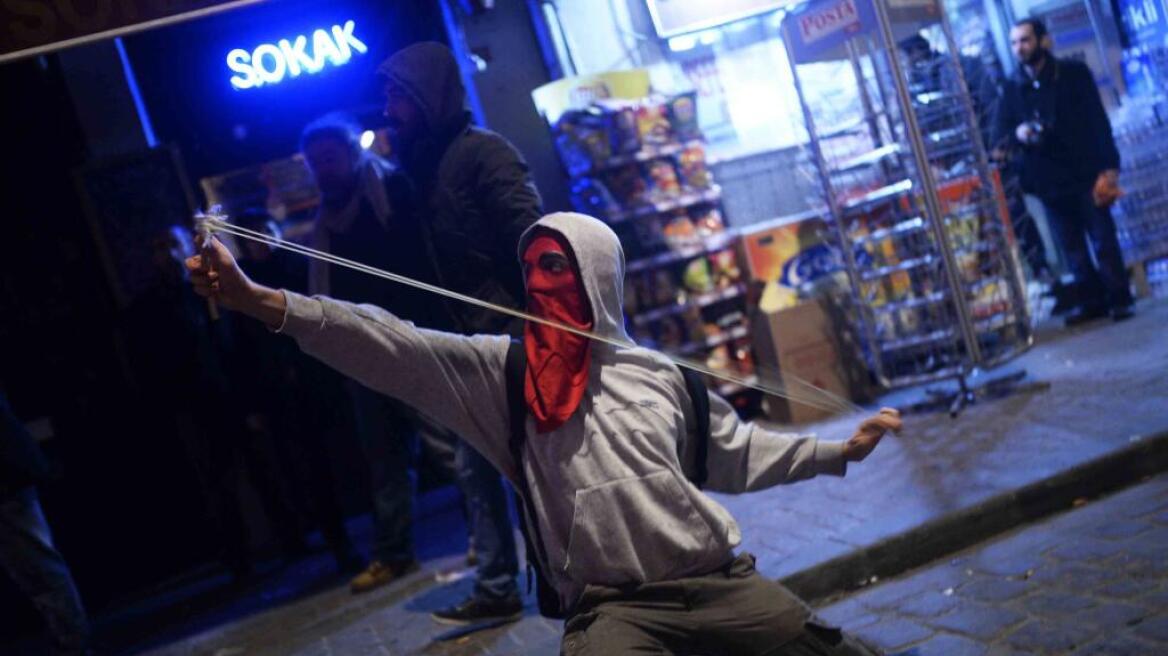Κωνσταντινούπολη: Βίαιες συγκρούσεις στην Ταξίμ για τον έλεγχο στο Ίντερνετ